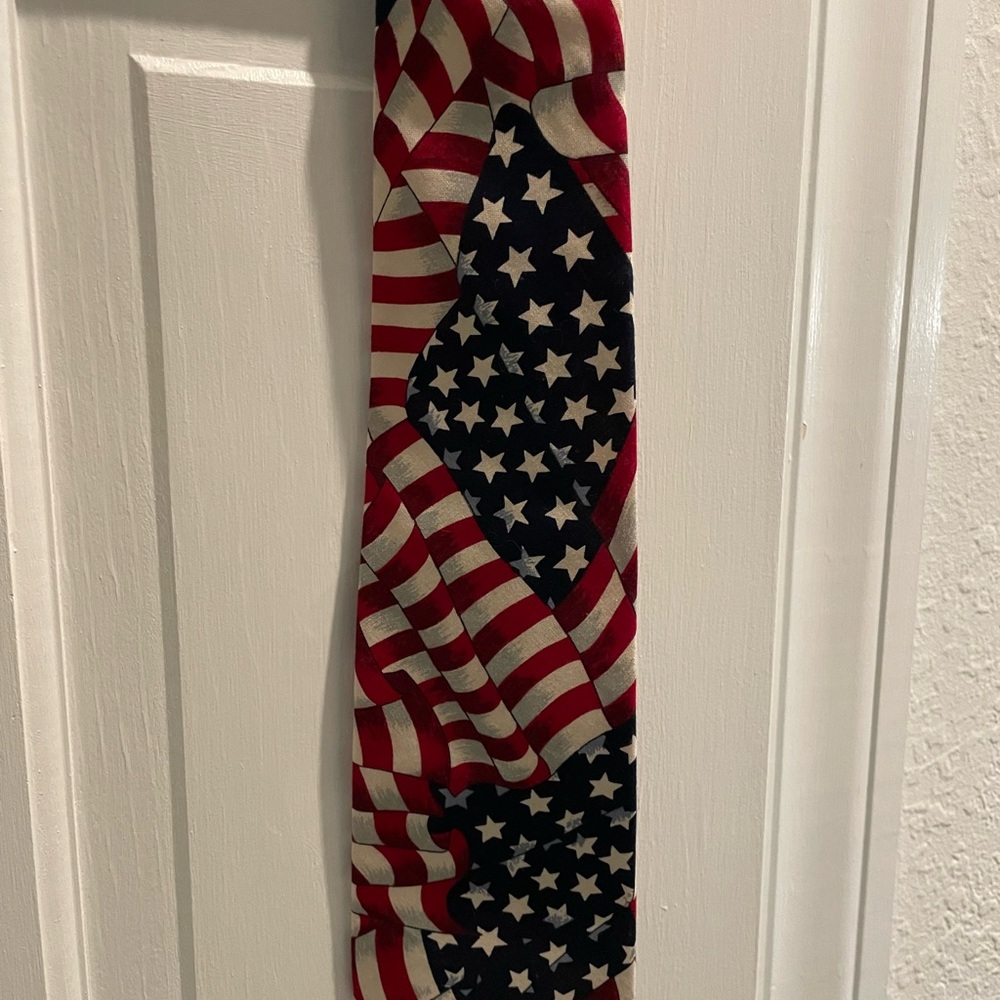 Tattersall men’s American Flag necktie. Vibrant colors. 3.75”